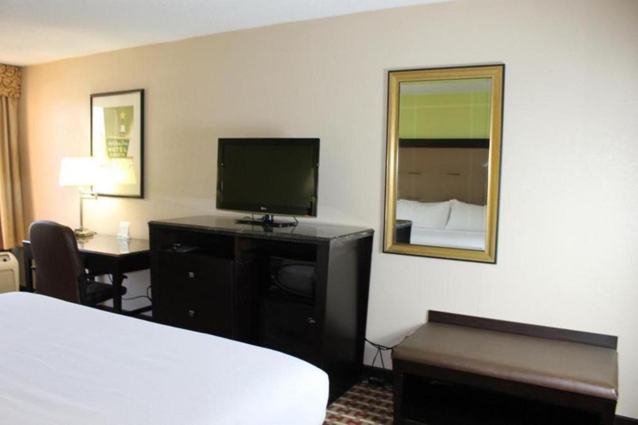 Ramada By Wyndham Gainesville Exterior foto